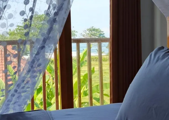 Friend House Surfcamp 4*