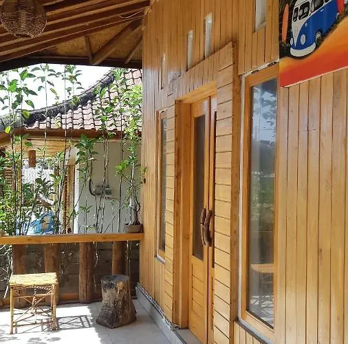 Friend House Surfcamp 4*